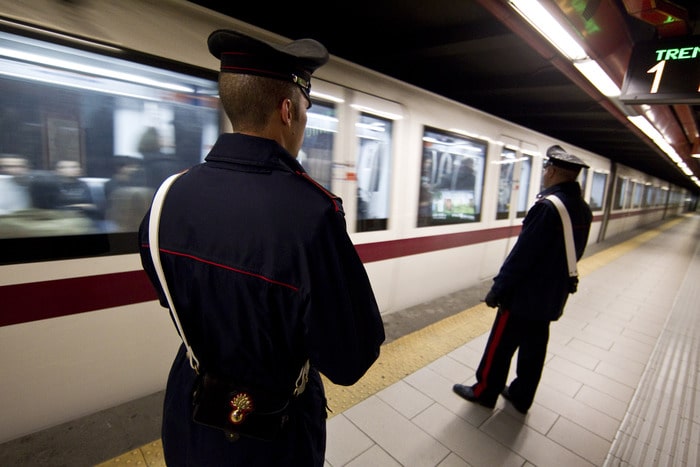 Roma: prete settantenne arrestato. Palpeggiata pesantemente signora in metro