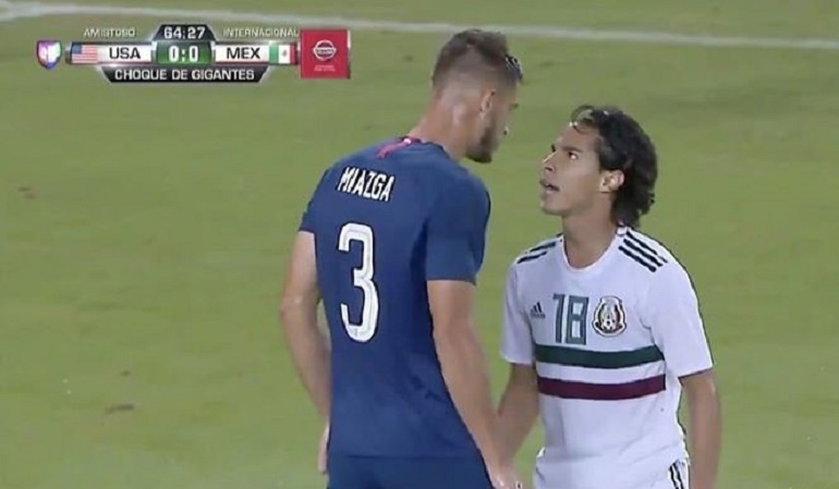 Stati-Uniti-Messico, il difensore americano prende in giro l'attaccante messicano: "Sei troppo basso"