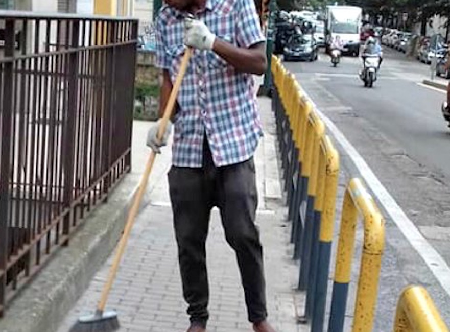 Verona, migrante pulisce marciapiedi: i vigili lo multano