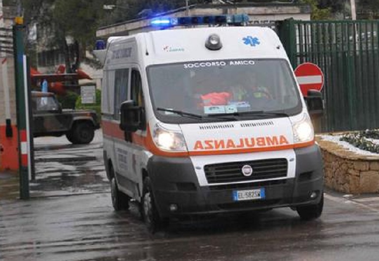 Milano, donna precipita per 10 piani nella tromba delle scale dell'ospedale San Carlo. Ipotesi suicidio (foto d'archivio Ansa)