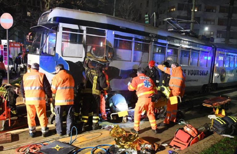 Milano, uomo investito e ucciso da un tram in via Vittorio Veneto (foto Ansa)