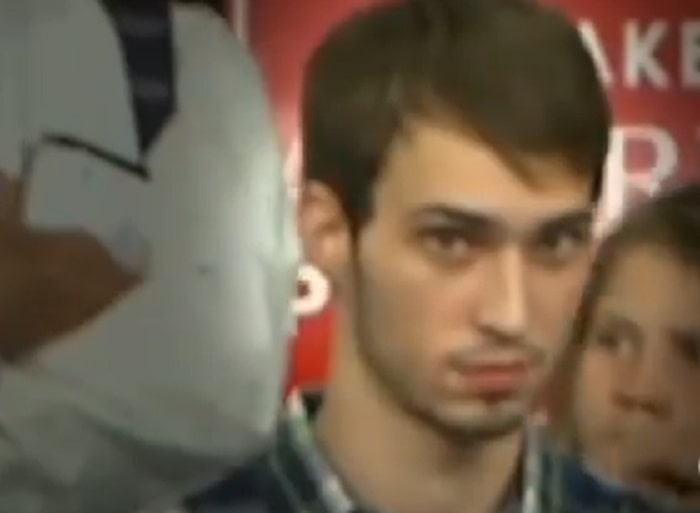 Tyler Linfesty fa smorfie durante comizio Trump