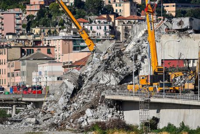 Ponte Morandi, i messaggi dei tecnici di Autostrade pochi giorni prima del crollo