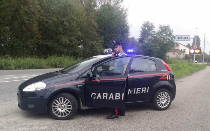 Mortara (Pavia), giovane di colore sul monopattino elettrico: in tre lo insultano e picchiano