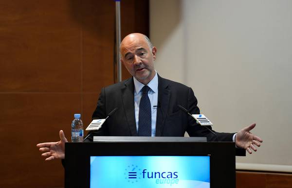 Moscovici: "Italia problema in zona euro. Oggi non c'è Hitler ma piccoli Mussolini". Di Maio: "Non si permetta"