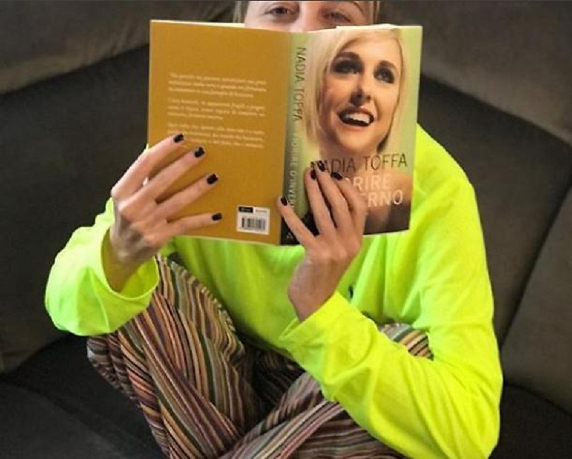 Nadia Toffa: "Ho trasformato il cancro in dono". Libero e i social la attaccano