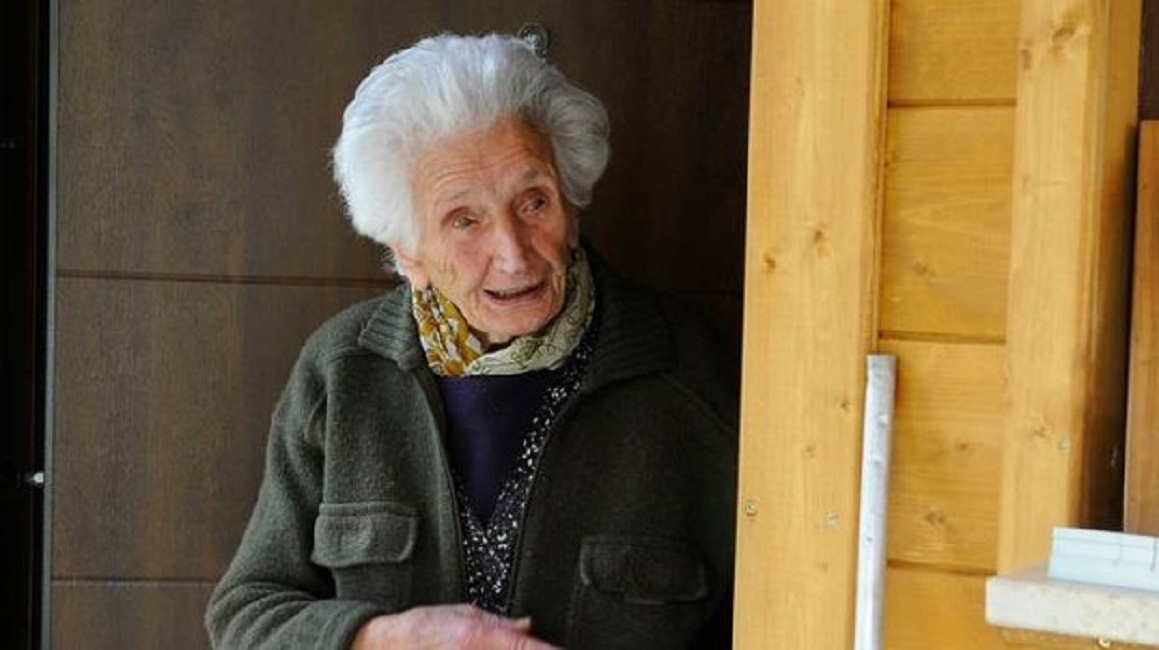 Terremoto, Nonna Peppina rientra a casa: "Sono contenta, avevo perso tutto" VIDEO
