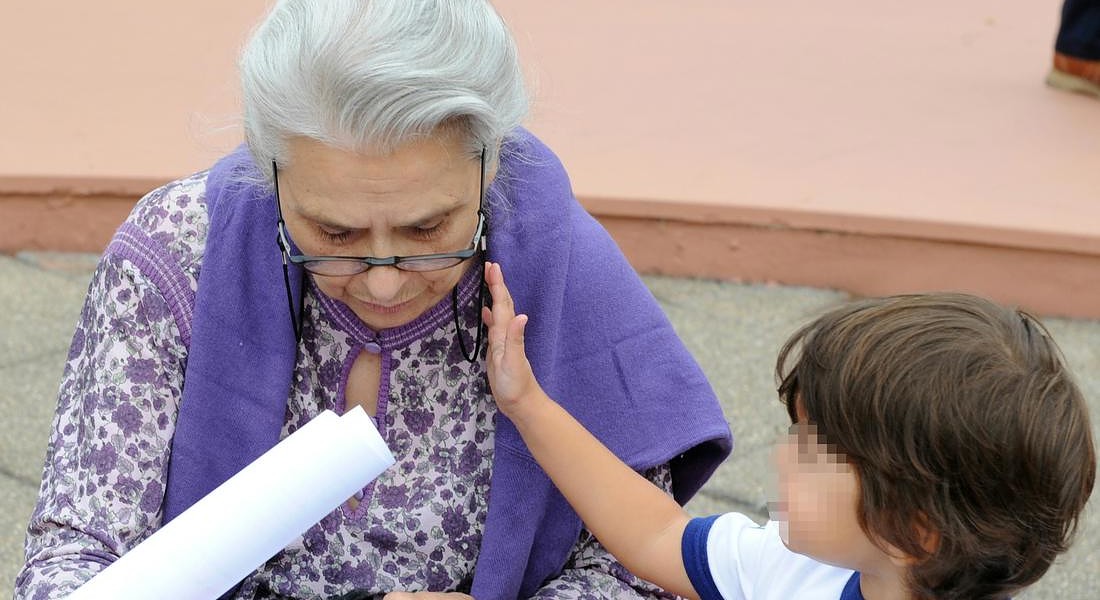 Nonni italiani campioni d'Europa nell'assistere i nipoti e mettere da parte i soldi
