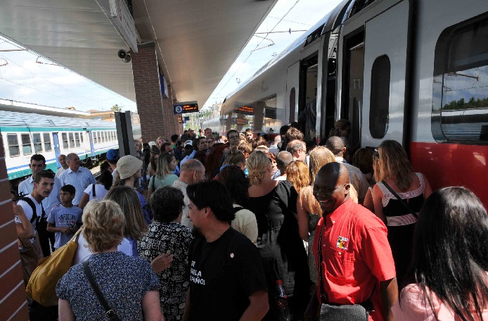 Pendolari, cosa fare quando si è in treno? I 5 consigli di un neuroscienziato (foto Ansa)