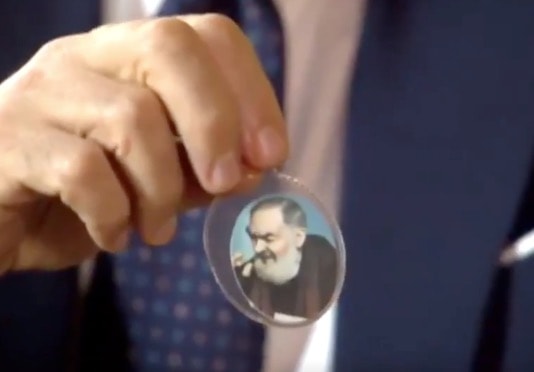 Giuseppe Conte da Bruno Vespa mostra il santino di padre Pio VIDEO