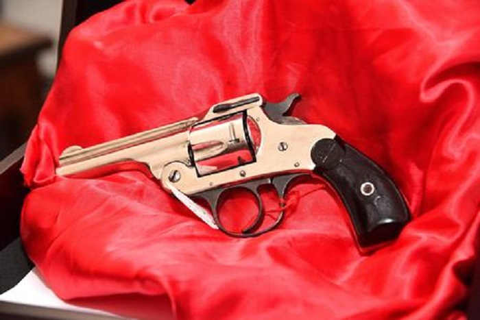 Villanova Monferrato: ragazzi fanno chiasso in piazza, sindaco tira fuori la pistola. Poi dice: "Mi hanno aggredito loro"