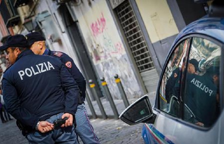 Ponticelli (Napoli), polizia spara in aria per bloccare fuggitivo. Gente scende in strada e protesta (foto d'archivio Ansa)