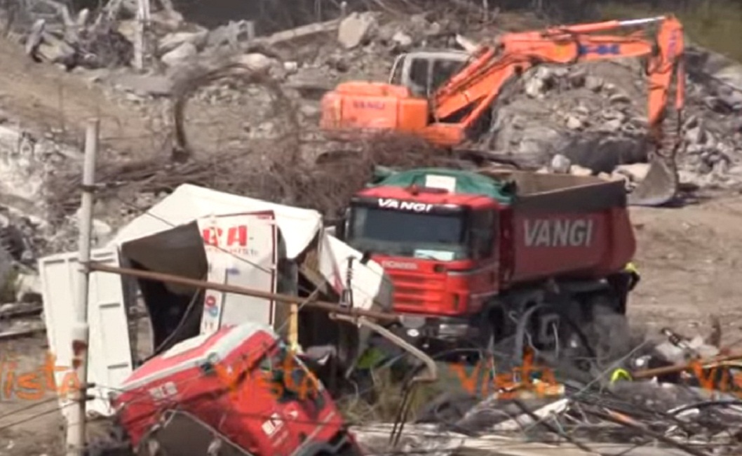 Ponte Morandi, ecco il camion che potrebbe aver dato il colpo di grazia VIDEO