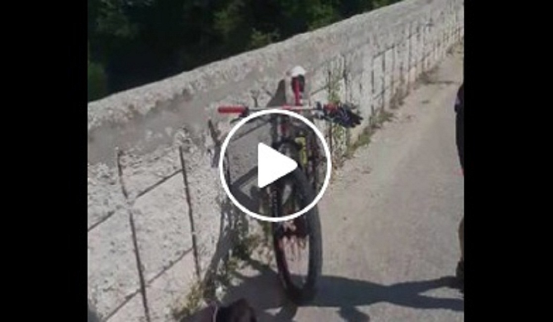Civitella del Tronto, il ponte si sgretola con un calcio. Il video di 2 ciclisti