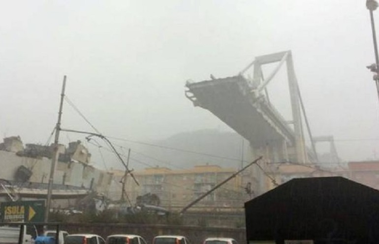 Ponte Morandi, la Guardia di Finanza consegna ai pm una black list con 60 nomi (foto Ansa)