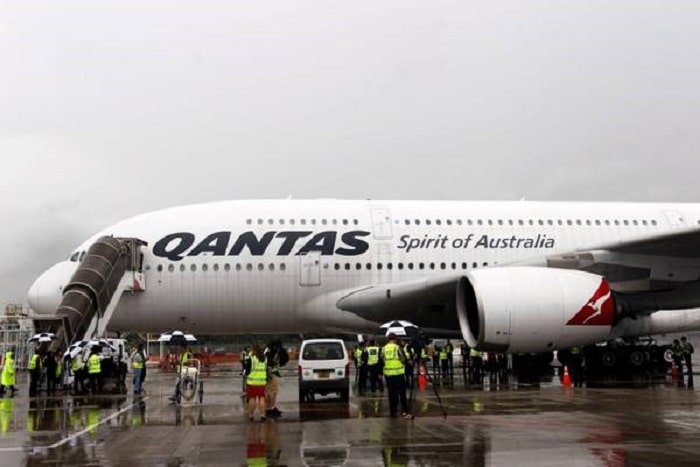 Qantas: passeggero in volo dà di matto in aereo e il comandante riporta tutti a Perth