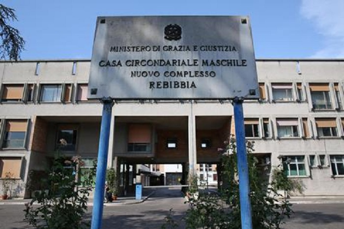 Roma, detenuta getta i figli dalle scale del carcere di Rebibbia: uno è morto, l'altro è grave