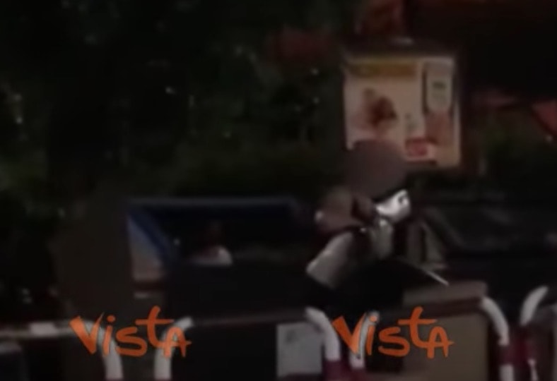 Roma, butta rifiuti ingombranti in strada: video postato da Virginia Raggi lo inchioda