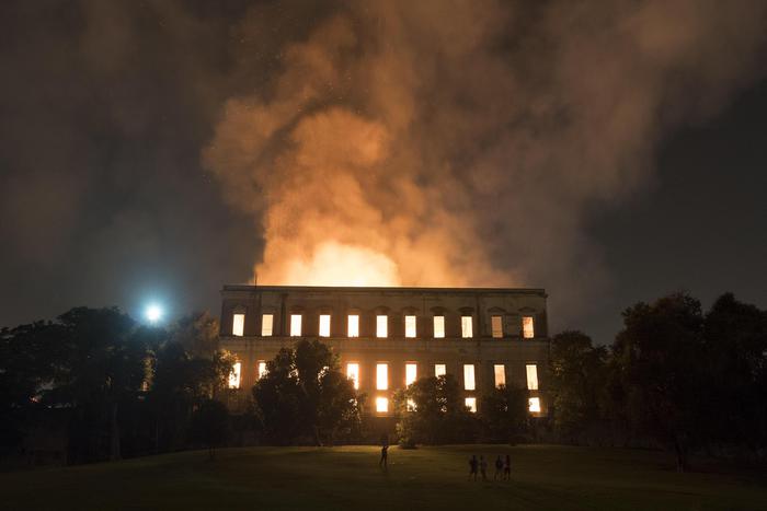 Rio de Janeiro, incendio al Museo Nazionale: distrutti reperti egiziani e lo scheletro più antico dell'America latina