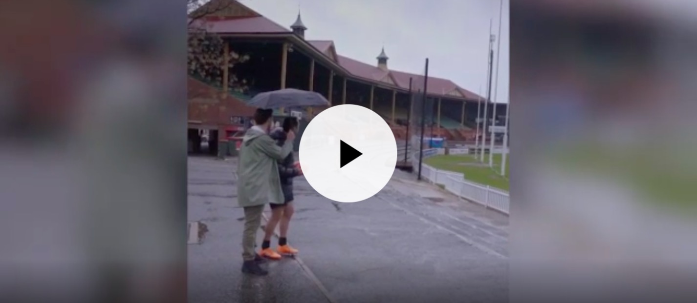 Rugby, il fulmine centra il palo mentre la palla entra in porta (VIDEO)