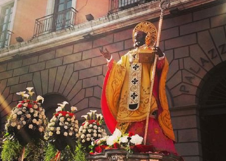 Michele Emiliano a Matteo Salvini: "Le presento il nero più importante della Puglia... San Nicola" (foto Ansa)