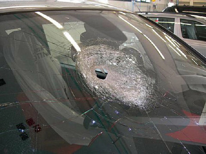 Roma, sassi sul parabrezza: lanciati da qualcuno o caduti dal cavalcavia del Muro Torto