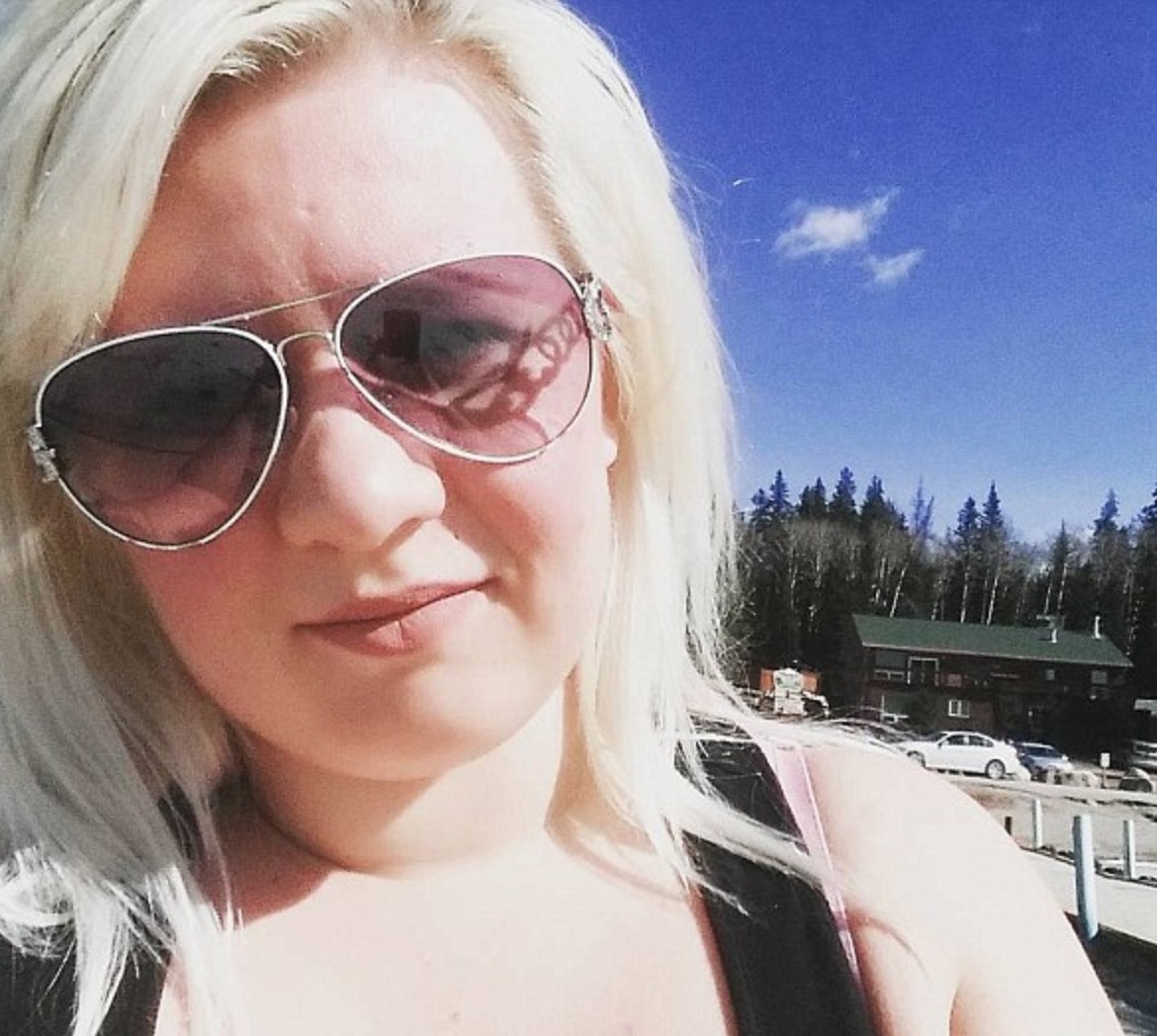 Christina Schell denuncia: "Licenziata perché senza reggiseno al lavoro"