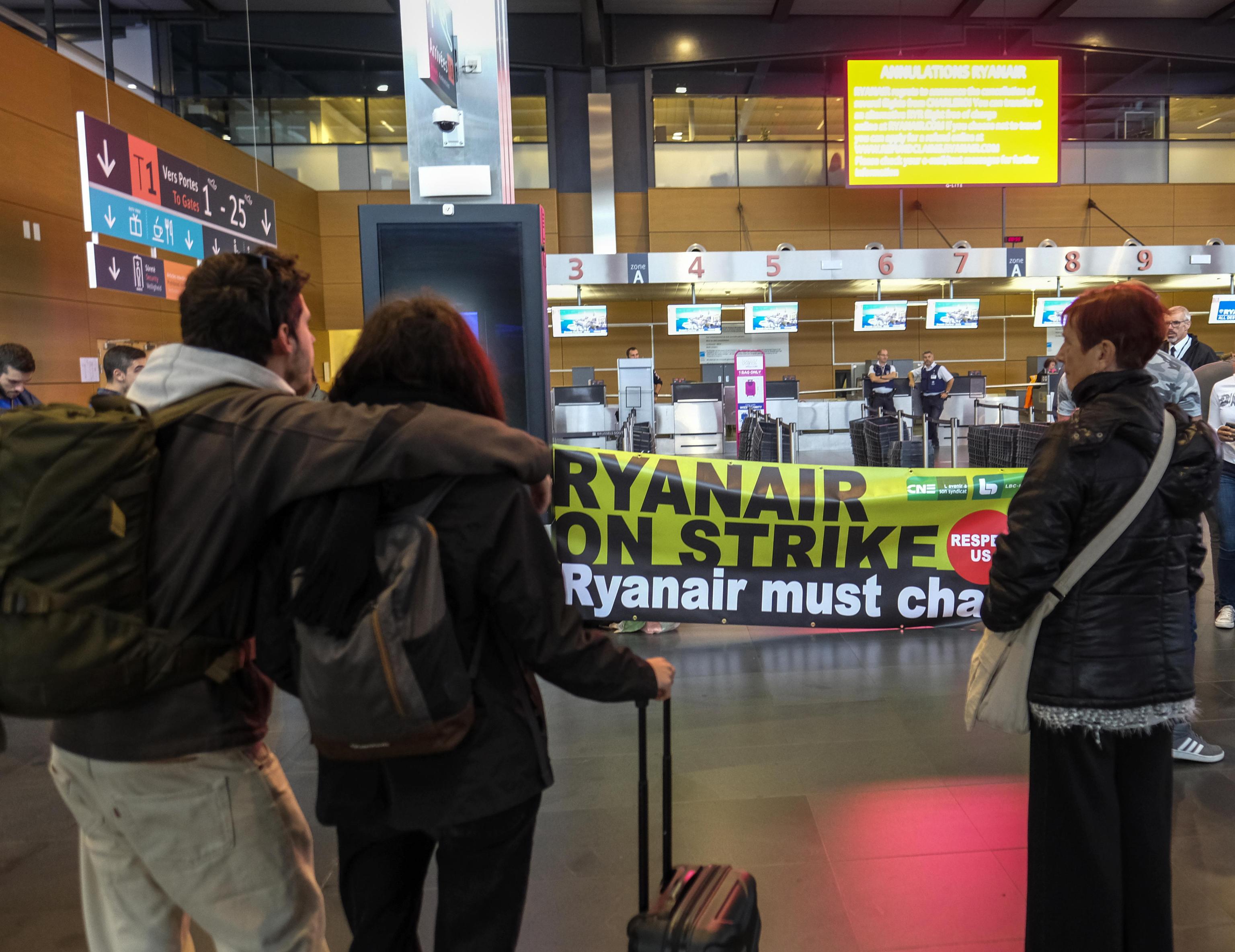 Sciopero Ryanair, passeggeri fermi in aeroporto