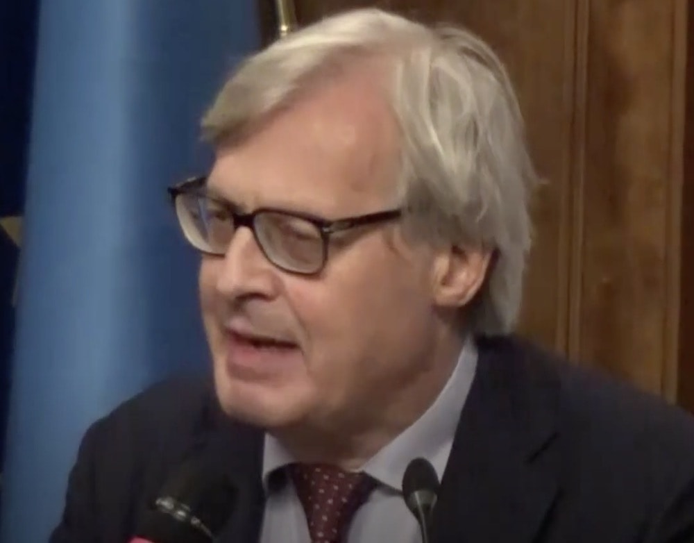 Vittorio Sgarbi difende la massoneria e attacca Giulia Sarti (M5s): "Imbecille diventata deputata grazie a un comico"