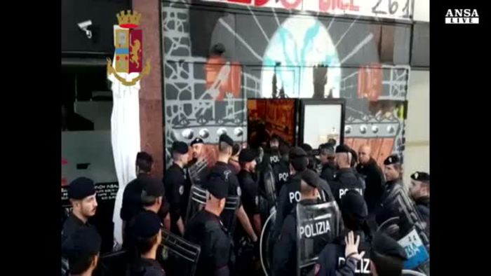 Salvini sgombera: fuori da palazzo occupato metà italiani, metà stranieri