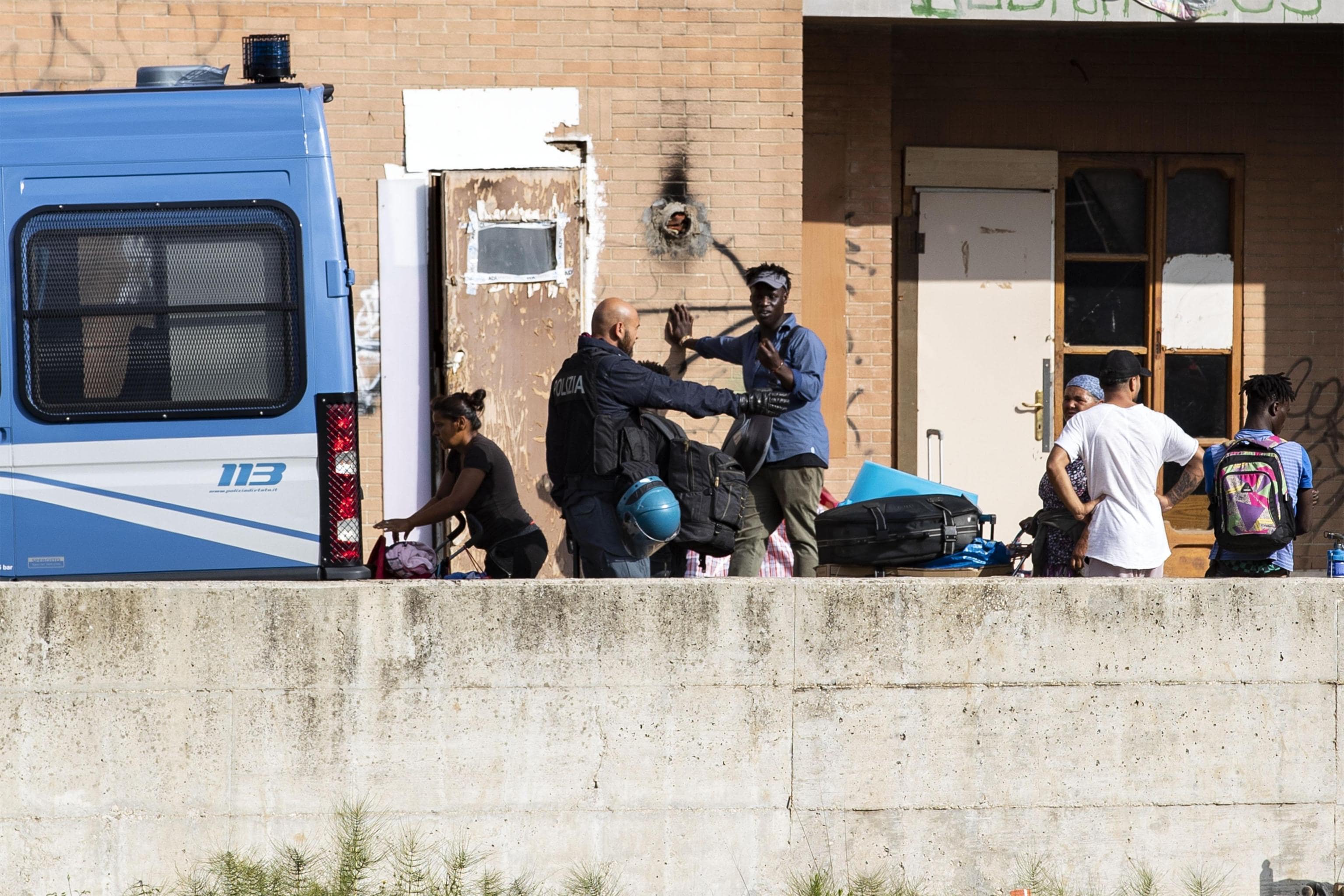Lo sgombero del palazzo a Tor Cervara a Roma
