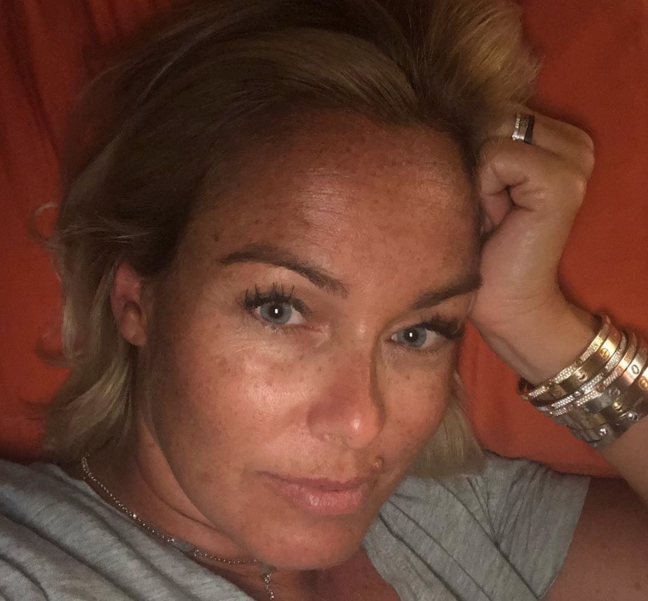 Sonia Bruganelli, aereo Alitalia fa ritardo. Sfogo su Instagram: "Dal prossimo solo aerei privati"