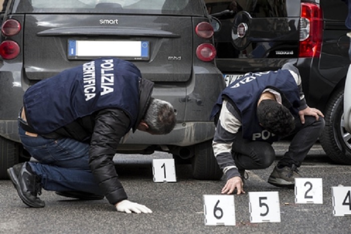 Roma, sparatoria in pieno giorno in via Casilina: un ferito