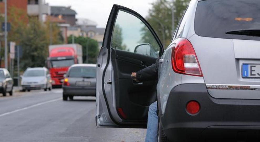 sportello auto aperto