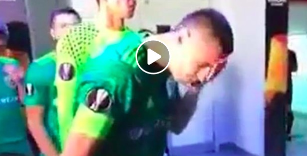 Chesnakov in Arsenal-Vorskla: si sputa sulla mano e si lava la faccia. Poi segna