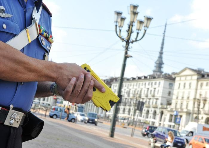 Firenze, taser per fermare un uomo nudo che aggrediva passanti