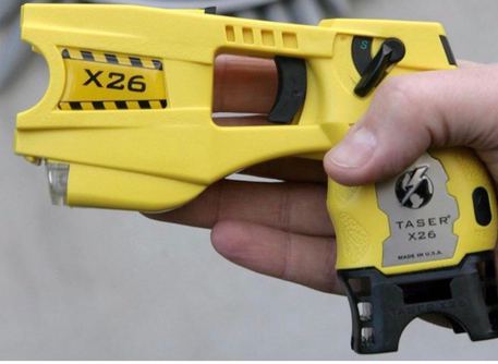 Taser a Milano: rissa sedata dalla polizia. Salvini: "Buona la prima!"