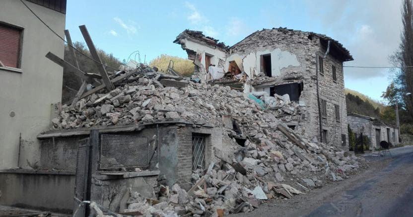 San Ginesio (Macerata), esce per dar da mangiare agli animali, ma si impicca nella casa terremotata