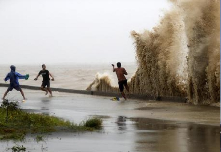 Tifone Mangkhut ora si abbatte su Hong Kong. Almeno 30 vittime nelle Filippine (foto Ansa)