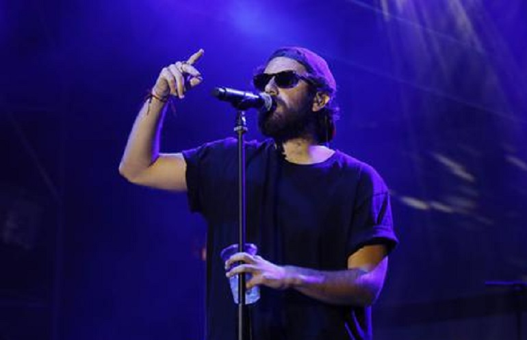 Tommaso Paradiso spiega il trucco degli "audio" WhatsApp a Cattelan (foto Ansa)