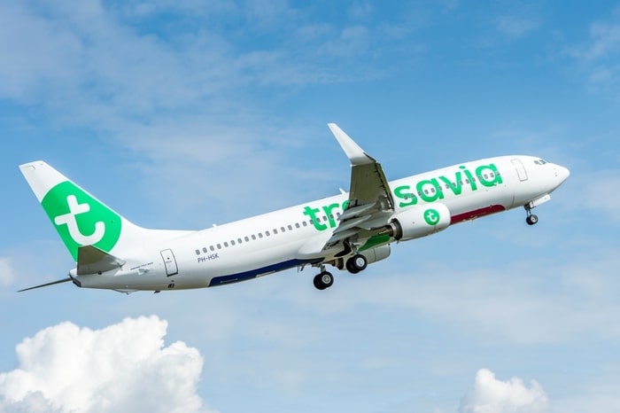 Transavia. Hostess tradisce marito in volo: lui pubblica nomi e viene bandito dalla compagnia aerea
