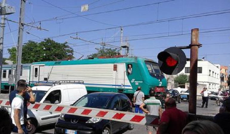 Albaredo di Vedelago (Treviso), litiga col fidanzato e tenta il suicidio sdraiandosi sui binari: salva (foto d'archivio Ansa)