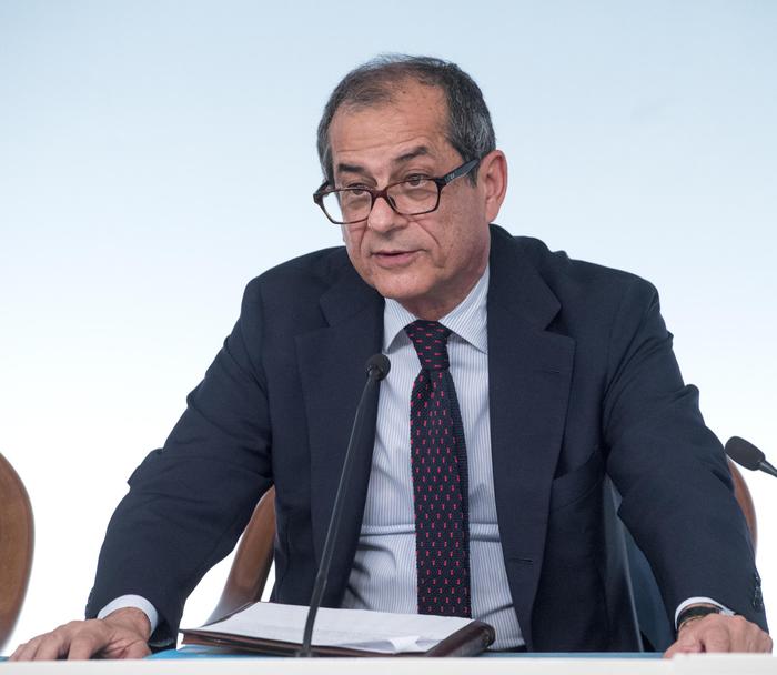 Flat tax, il "pompiere" Tria spegne gli entusiasmi: Irpef dal 23 al 22%. E subito Tav e Tap