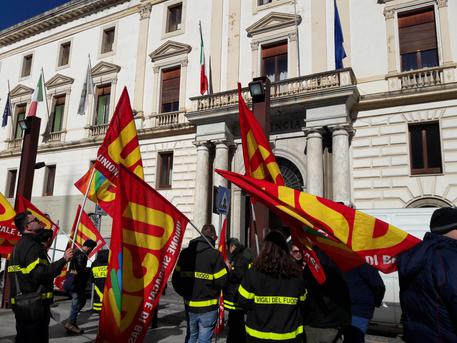 Ponte Morandi, Usb vigili del fuoco: "Pacche sulle spalle non servono. A queste condizioni è a rischio il soccorso"