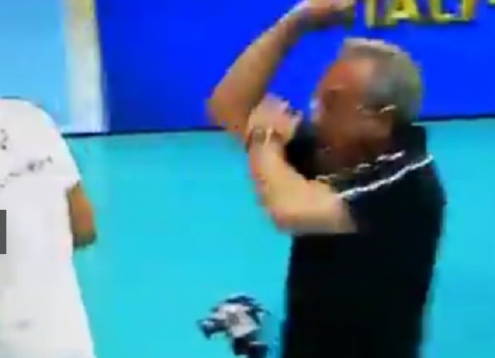 Julio Velasco gesto ombrello