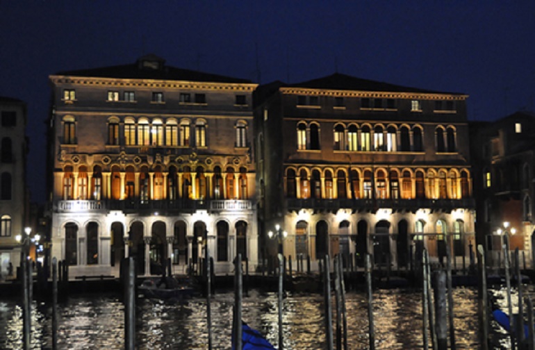 Venezia, la stretta del Comune sui dipendenti: abbigliamento dignitoso e internet solo per lavoro (foto Ansa)