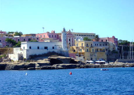 Ventotene, il sindaco Gerardo Santomauro: "Vogliono che moriamo. Senza migranti la scuola chiude"