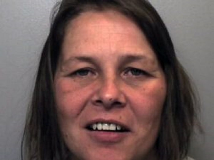 Vicky Ludlow, ubriaca e rifiutata a letto dal fidanzato, lo accoltella e gli perfora il polmone