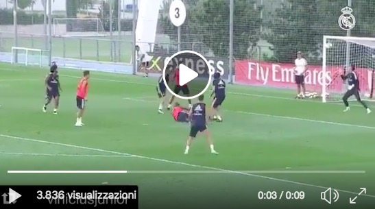 Real Madrid, Vinicius gol in rovesciata durante l'allenamento