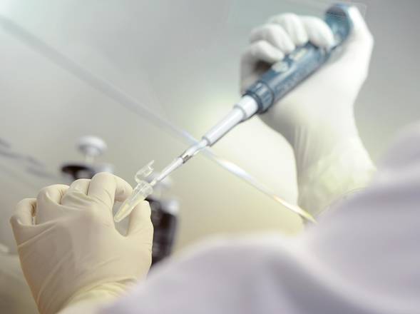 Russia, partorisce grazie alla fecondazione in vitro ma con lo sperma dell'amante